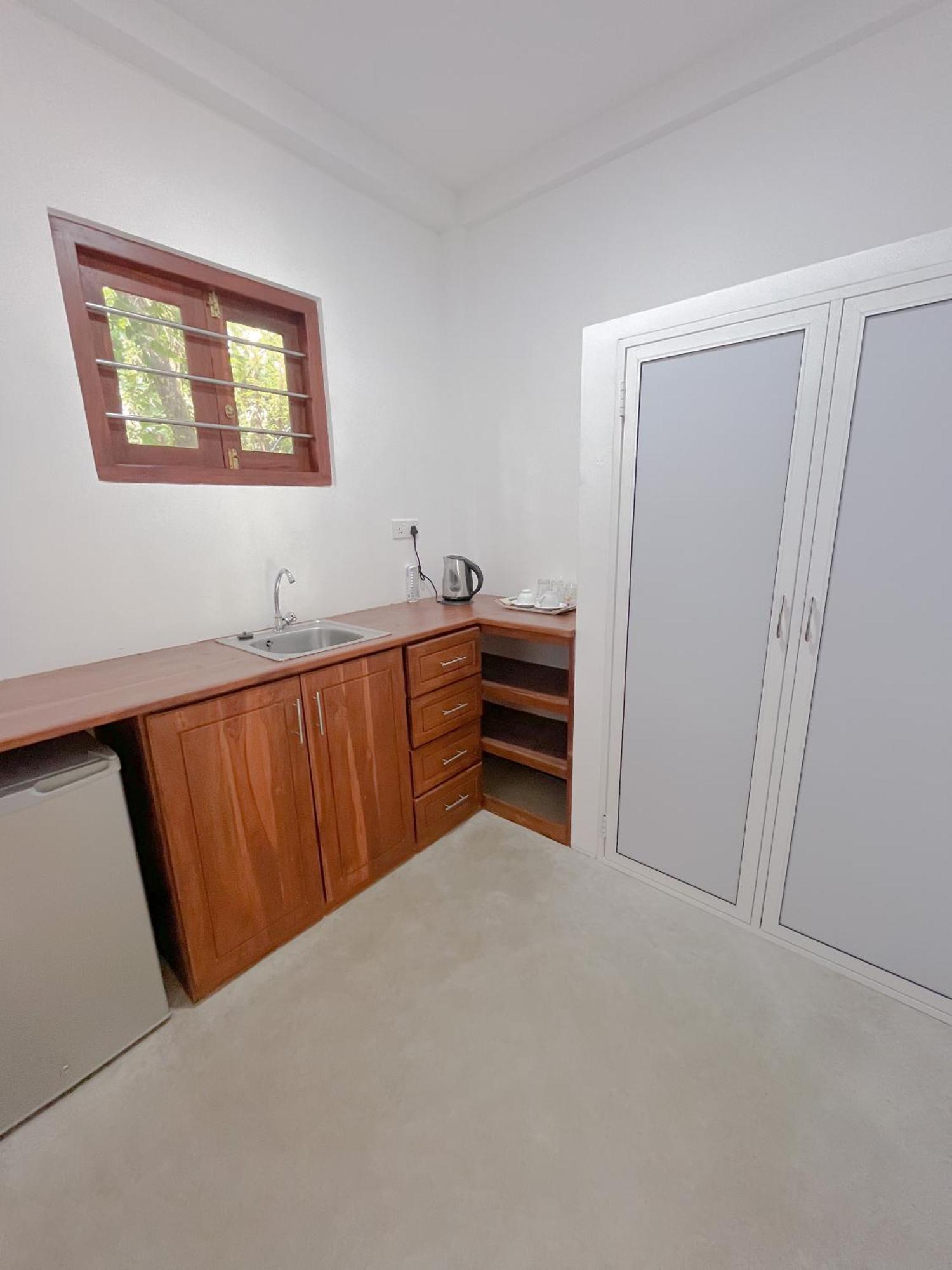 Отель Easy Living Хиккадува Экстерьер фото